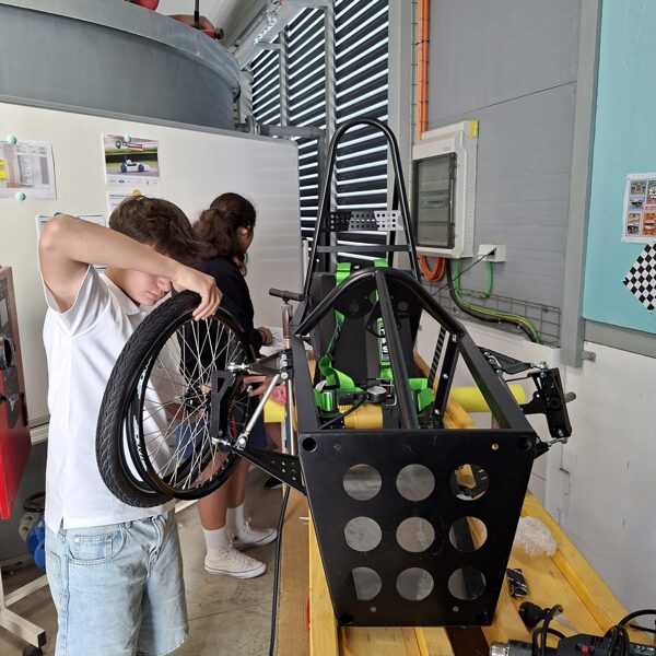 montagem de rodas dianteiras e motor (atrás)